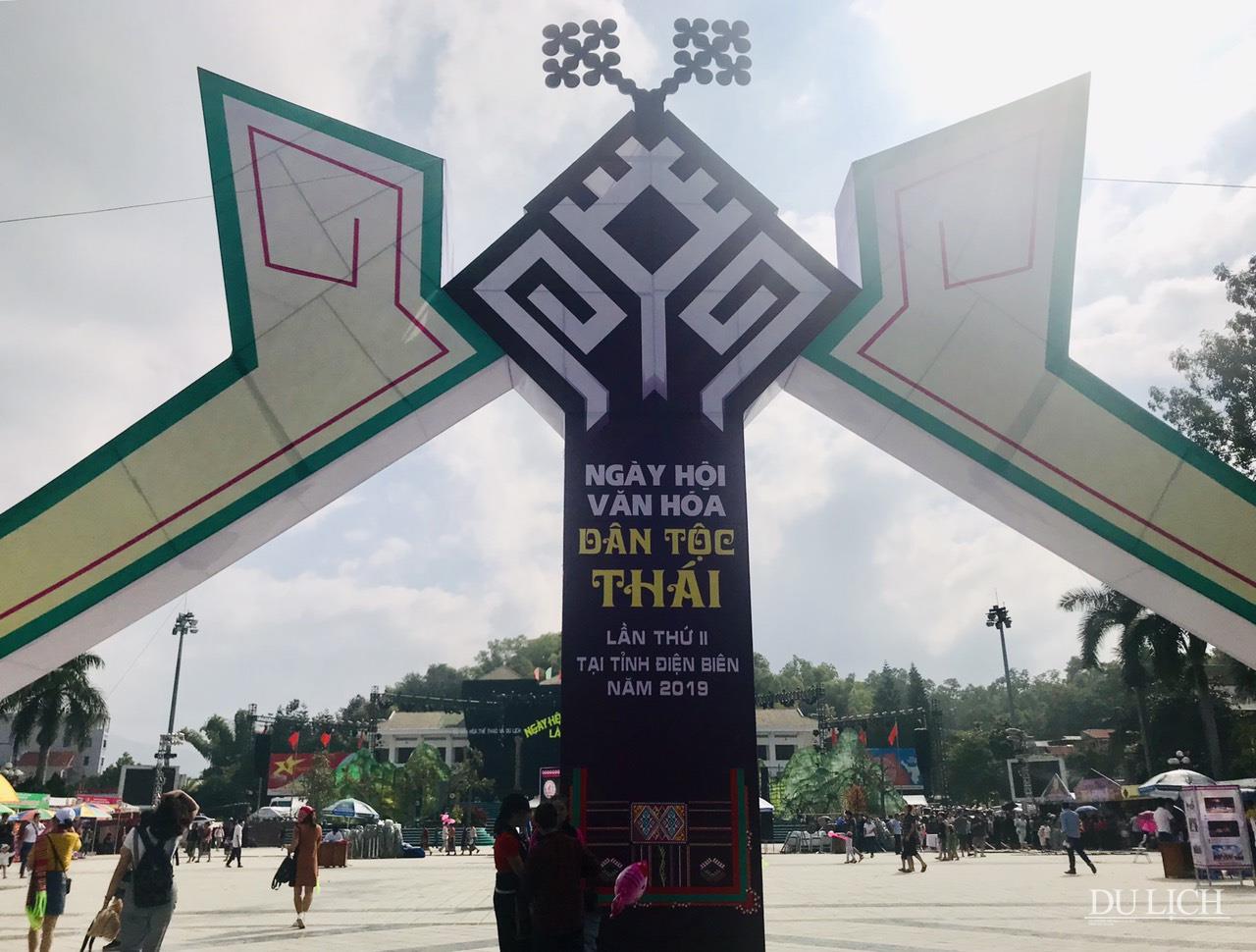 Ngay từ cổng chào của Ngày hội đã thể hiện trang trí đậm nét đồng bào Thái với “Khau cút” - biểu tượng văn hóa độc đáo trên nhà sàn của người Thái đen Tây Bắc
